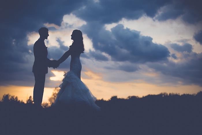 Gražiausia romantiška vestuvinė suknelė turi būti gražiausia nuotakos suknelė, kurią siluetus galima pasirinkti saulėlydžio metu