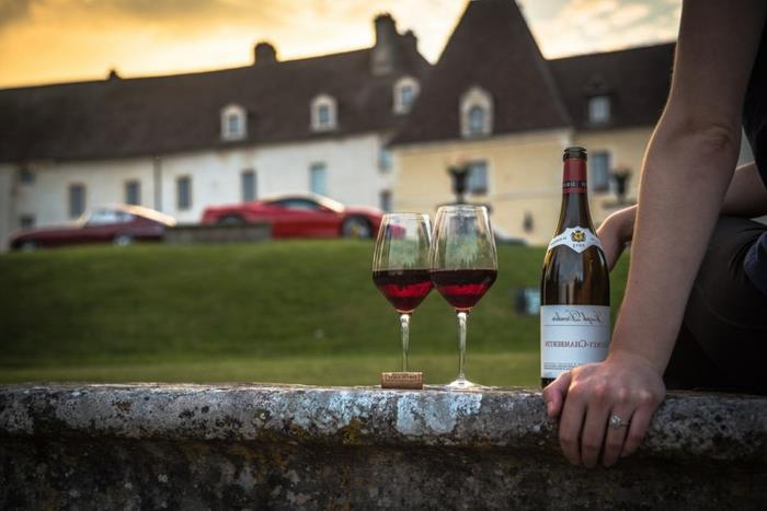 ortaçağ kalesi, bir şişe şarap, iki dolu bardak, Fransa'ya nereye gidilir, tatil kiralama
