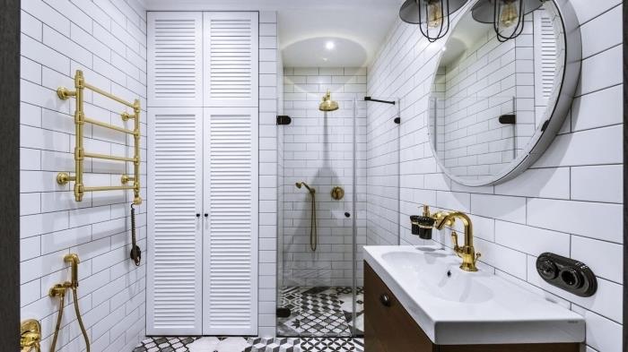 primer barve kopalnice z omejenim prostorom z belimi opečnimi ploščicami in talnimi ploščicami v beli in temno sivi barvi