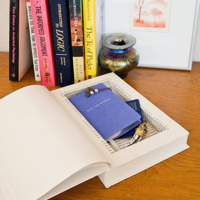çeşitli küçük eşyalar içeren gizli bölmeli kitap, ucuz teşekkür hediye fikirleri, masanın üzerine, diğer kitapların yanına yerleştirilmiş
