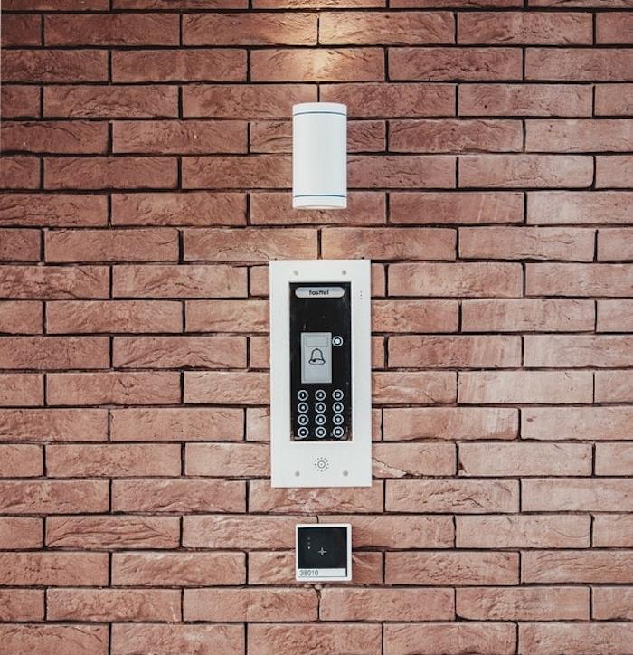 tuğla duvarda tel kablo ile dışarıdan ev alarm güvenliği