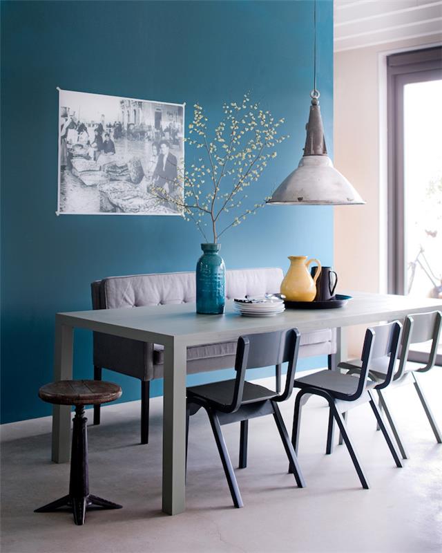 gyvenamojo kambario dekoras su povo mėlyna siena, anties mėlynos sienos dažai valgomajam, kaip susieti naftos mėlyną su chaki žalia pilka