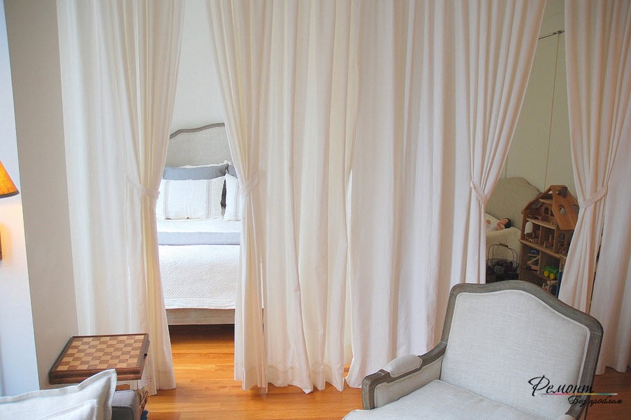 Las cortinas son un elemento importante en el diseño interior del dormitorio.