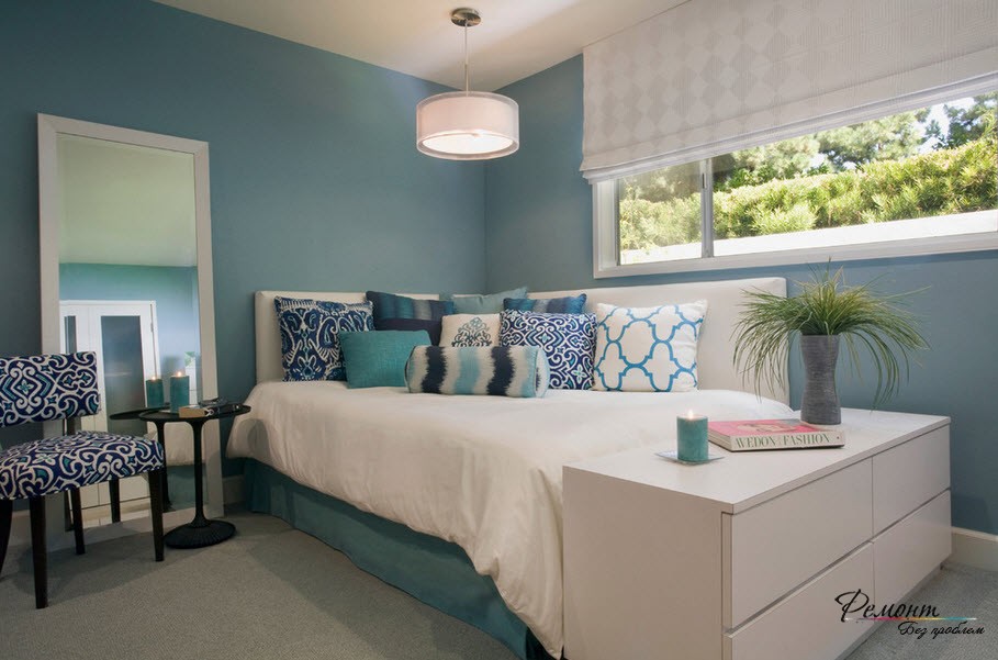 Las almohadas decorativas combinan bien con el interior del dormitorio.