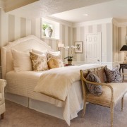 Cama blanca en el dormitorio