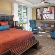 Hermoso dormitorio en la foto.