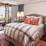 Dormitorio con una foto de ventana grande