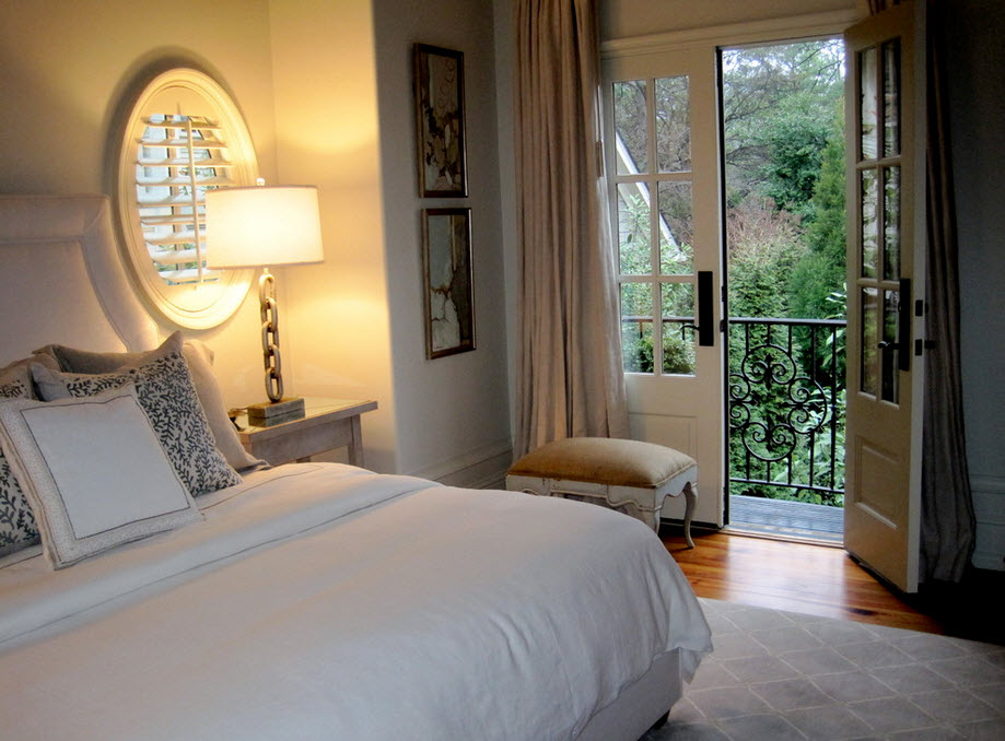 Balcón y dormitorio