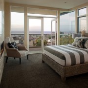 Dormitorio con gran ventanal