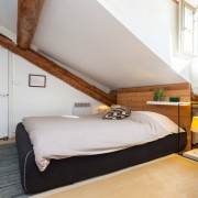 Dormitorio pequeño en la foto