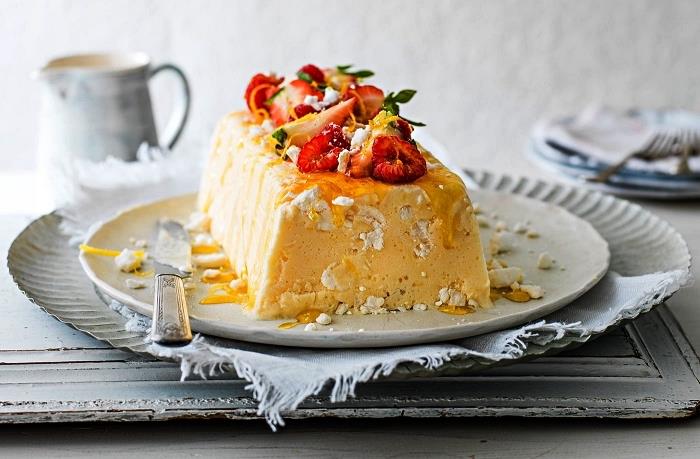 citrinos ir jogurto semifreddo receptas, citrinos šaldytas vasaros desertas, citrinos ir jogurto šaldyto parfeto receptas su šviežiomis raudonomis uogomis
