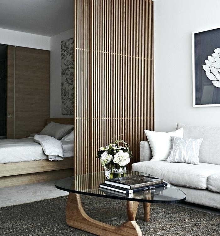 vertikali siaura interjero klaustra kaip svetainės ir miegamojo atskyrimas balto ir medžio dizaino studijoje skandinaviško stiliaus, interjero dizaino medinis claustra modelis