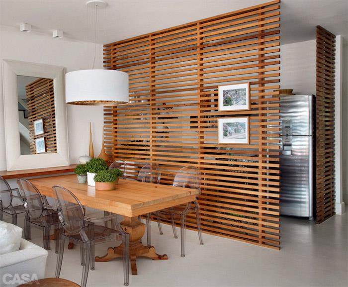 gyvenamojo kambario ir virtuvės pertvaros pavyzdinis pavyzdys su horizontalia vidine medine tvora, vidaus tvora su sandėliuku