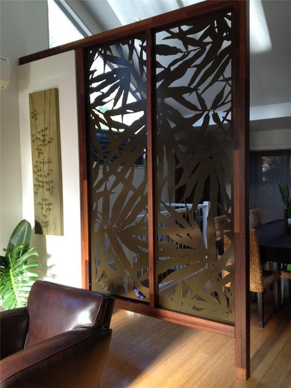 pregrada za jedilnico z leseno konstrukcijo in kovinsko dekoracijo za eksotično notranjo dekoracijo