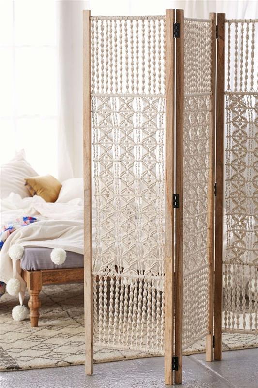 primer, kako ločiti sobo z leseno ograjo in zavesami v makrame vozlih, boemski dekor spalnice