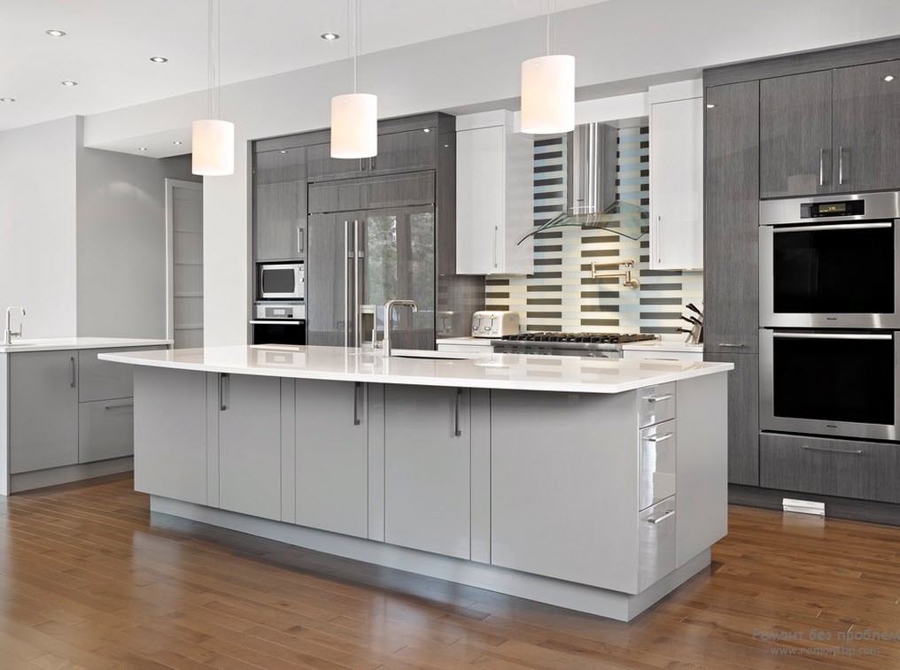La combinación de gris y blanco en la cocina.