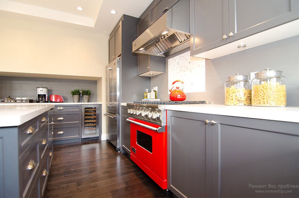 La combinación de gris y rojo en la cocina.