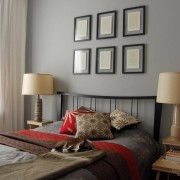 La combinazione di grigio con colori vivaci all'interno della camera da letto