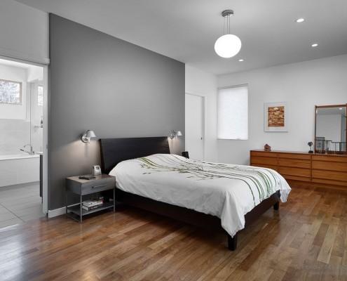 La combinazione di colori grigio e nero all'interno della camera da letto
