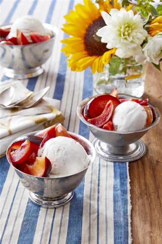 bela in modra prtiček lesena miza recept lahka sladica šopek rož sončnična skleda sladoled rezine breskev in sliv poletna sladica