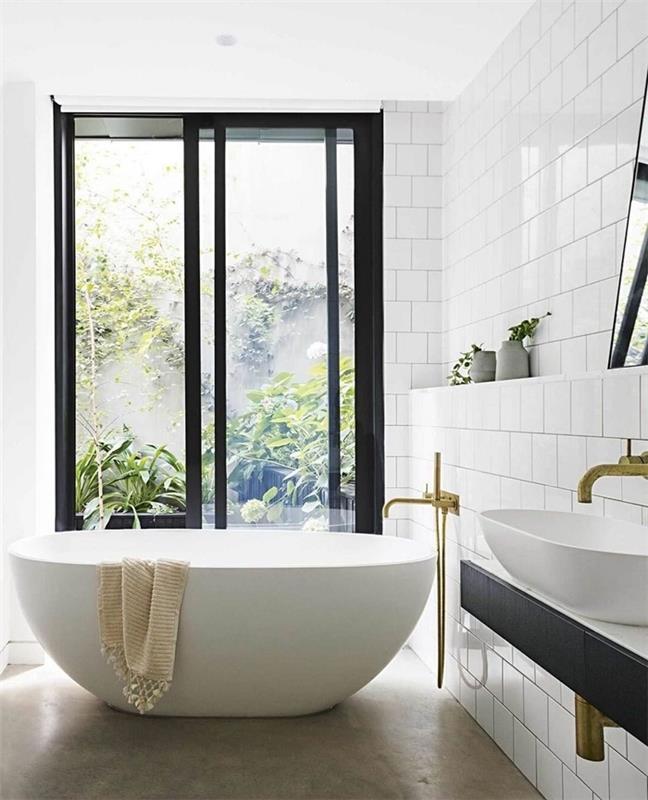 bej saçaklı banyo havlusu beyaz bağımsız küvet pirinç musluk ile küçük banyo