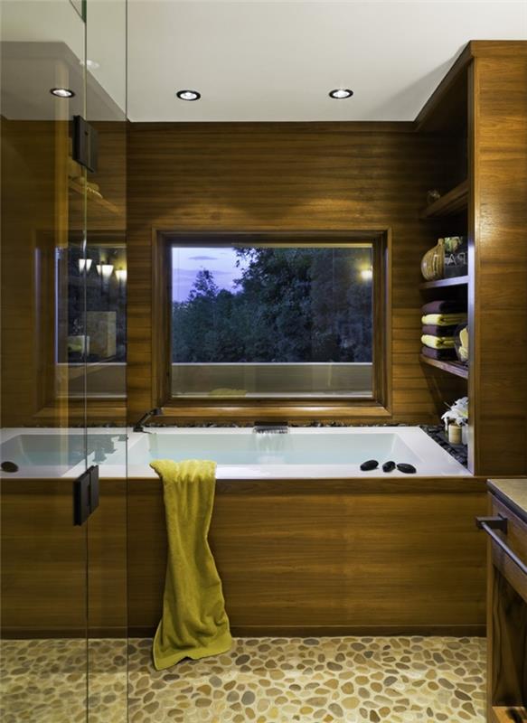 mažas vonios kambarys su vonia, vonios kambario dizainas su medinėmis sienomis su akmeninėmis grindimis ir metaliniais akcentais