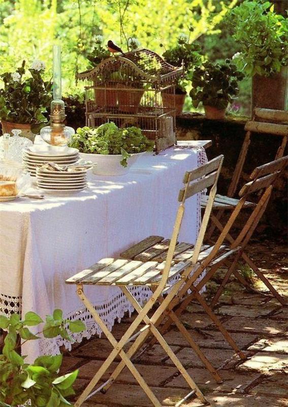 staliukas-sodo-staltiesė-balta-nuostabi-idėja-stalui