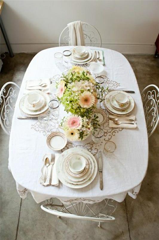staliukas-elegantiškas-smėlio spalvos-linas-staltiesė-gėlės-kaltinės geležies kėdės