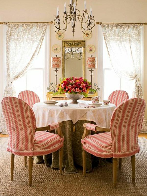 staliukas-elegantiškas-baltas staltiesė-kėdės-balta-raudona-stalo gėlės