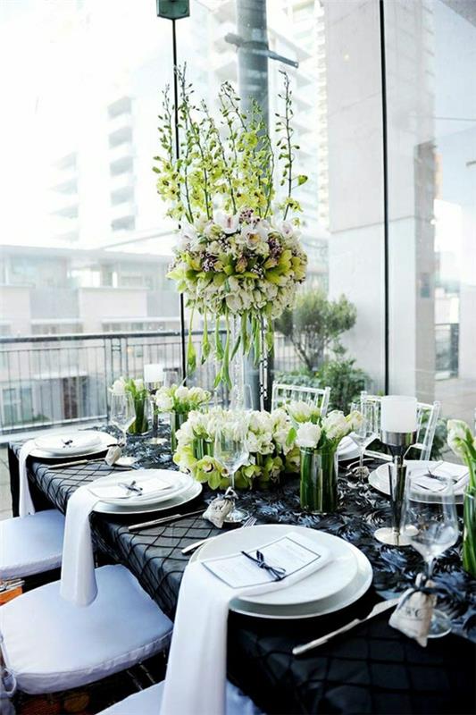 staliukas-staltiesė-juoda-stalas-servetėlė-juodos gėlės-dekoracija-su-gėlėmis