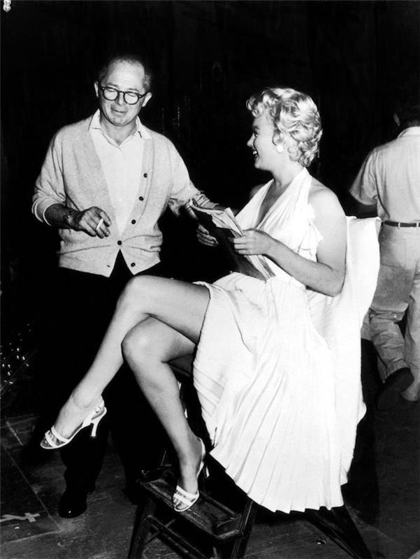 Marilyn Monroe v svoji ikonični beli nagubani obleki, čevljih iz 1950 -ih, vintage obleki iz 1950 -ih, trendih ženskih oblačil