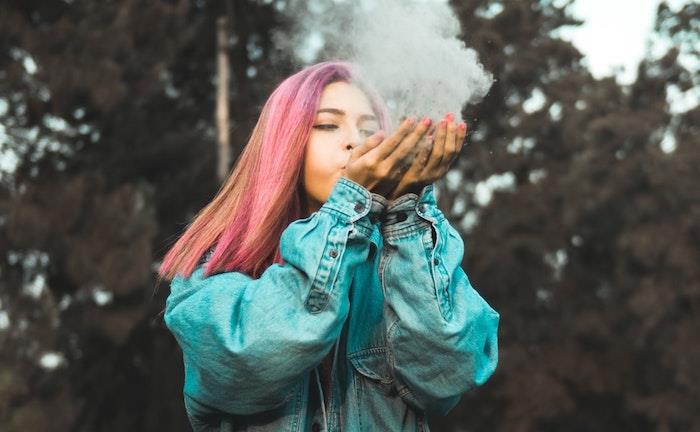 Ragazza con capelli colorati, fikir sfondo tableti