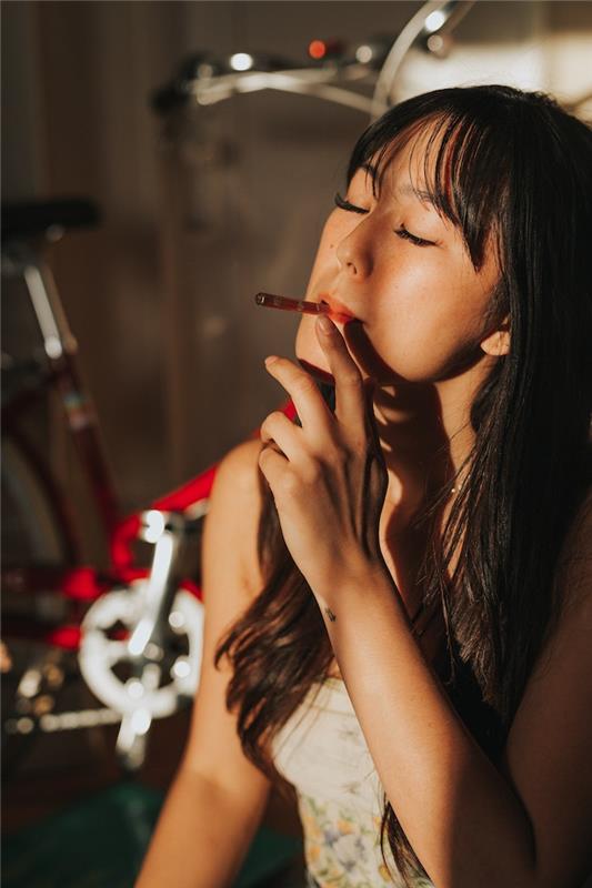 Immagini tumblr sfondi, ragazza che fuma, ragazza capelli con frangia