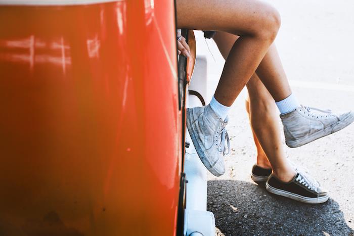 Fotoğraf artistik tumblr, macchina di colore rosso, gambe di uomo e donna