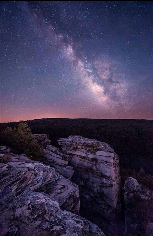 La foto di una montagna di notte, lattea yoluyla la, telefono başına foto gel sfondo