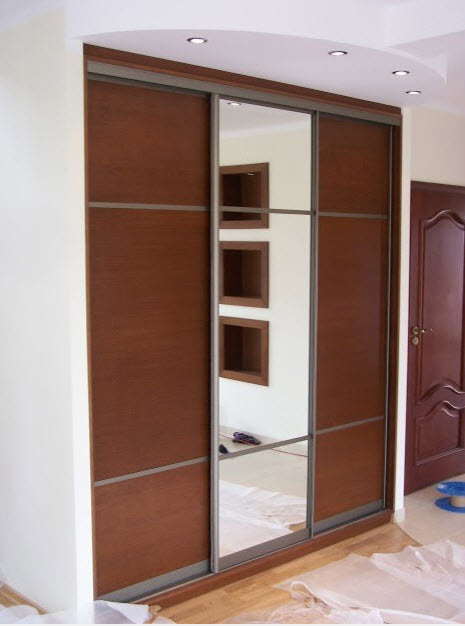 Com porta espelhada