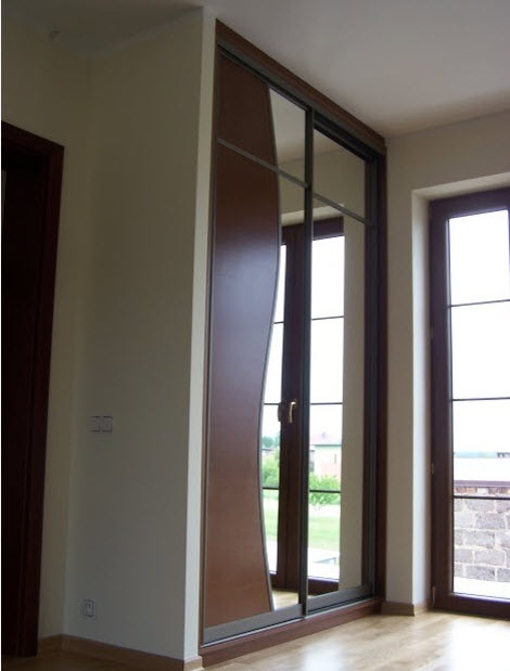 Guarda-roupa de corredor com teto alto