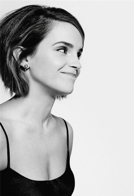 gülümseyen emma watson, siyah beyaz fotoğrafta, kısa hacimli saçlı, bob saç modelleri, siyah askılı top giyen