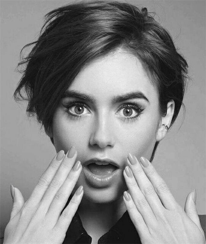 kısa saç kesimi, lily collins'in siyah beyaz görüntüsü, yanları kaküllü kısa siyah saç, şaşırmış görünüyor