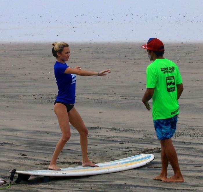 trumpas neopreno derinys-rip-curl-woman-by-the-ocean-surfer-beau-faire-du-surf-pamoka