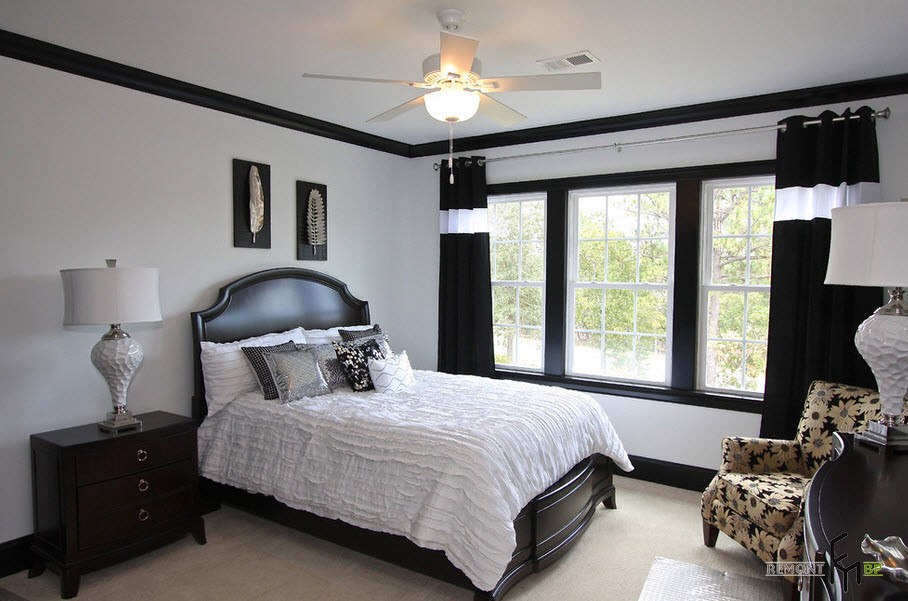 Cortinas negras con una raya blanca en el dormitorio.