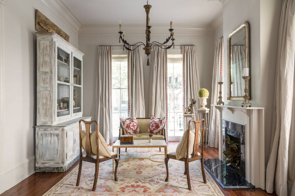 Design del soggiorno con finestre alte
