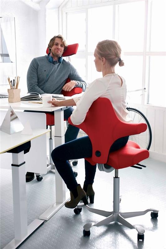 ergonomiškas biuro kėdės modelis su balno formos sėdyne, apjungiantis funkcionalumą ir šiuolaikišką išmanųjį dizainą