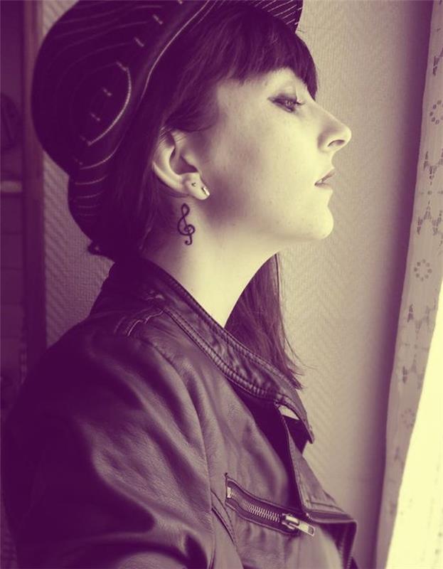 Muzikos natos tatuiruotės kaklo moteris už ausies