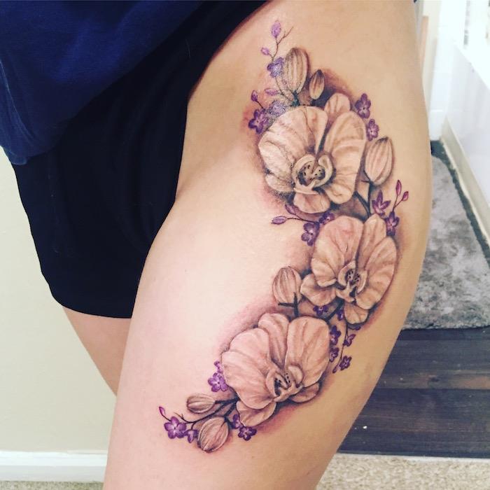 violetinės orchidėjos gėlių tatuiruotė ant moters šlaunies