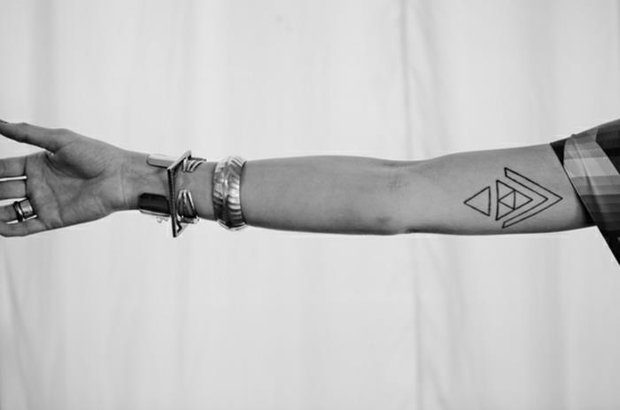 kul-trikotnik-simbolna-tetovaža-pomen