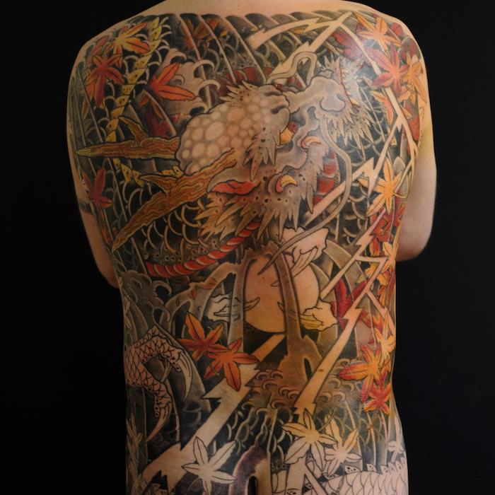 Japonų drakono tatuiruotė pilna irezumi
