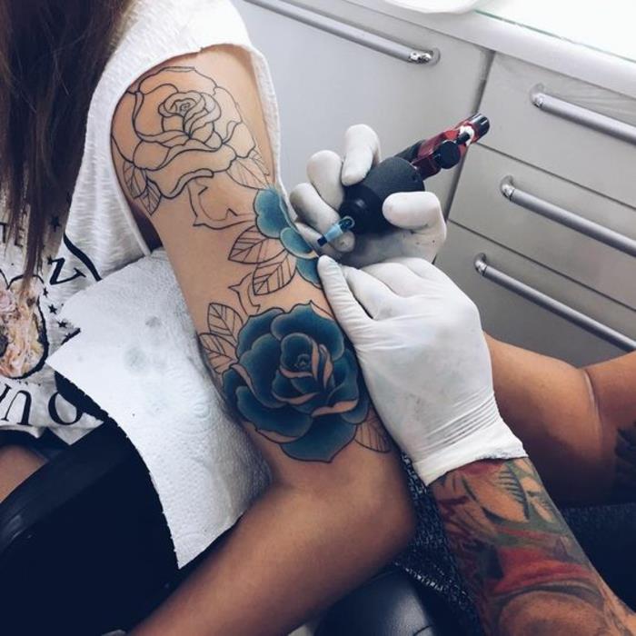 Tetovaže na rokah za moške Tetovaže v slogu stare šole Elegantne ženske tetovaže vrtnic