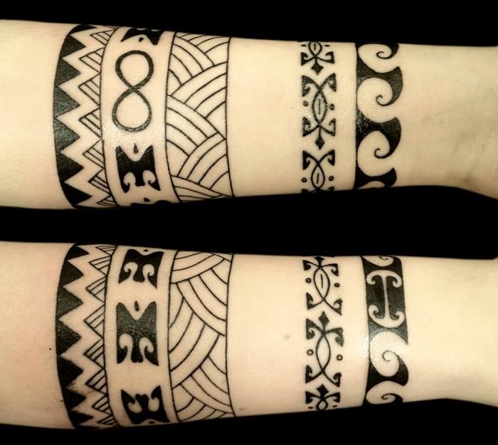 plemenska tetovaža, črnila body art na rokah, tetovaža etničnega oblikovanja z imitacijo zapestnic z geometrijskimi vzorci