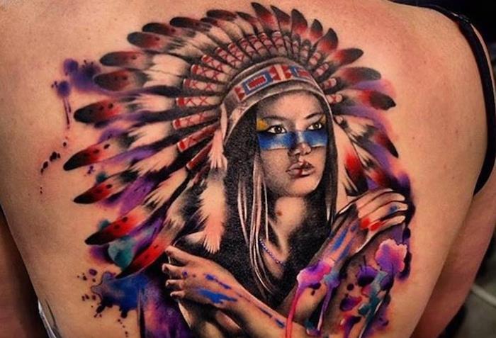 ideja o ženski tetovaži, body art z indijskim dizajnom, barvna tetovaža na hrbtu z indijskim obrazom v akvarelu